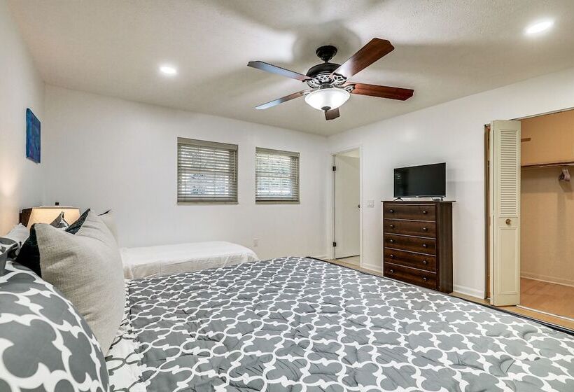 Spacious Brandon Home: Hot Tub, Pool, & Game Room