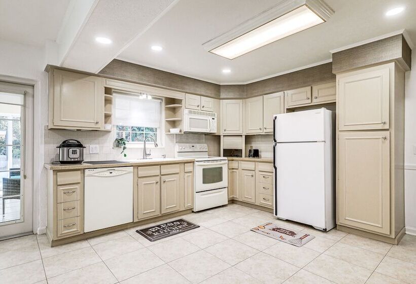 Spacious Brandon Home: Hot Tub, Pool, & Game Room