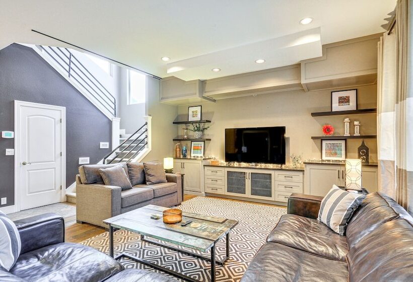 Spacious Oregon Home W/ Hot Tub, Fire Pit & Grill!