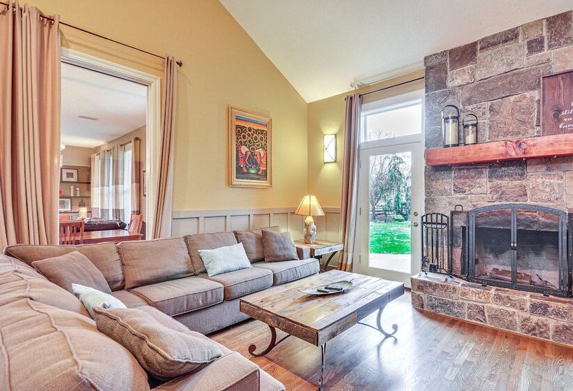 Spacious Oregon Home W/ Hot Tub, Fire Pit & Grill!