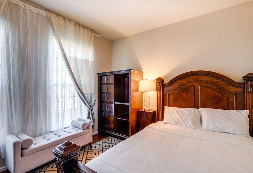 Spacious Woodbridge Home Near Leesylvania Park!