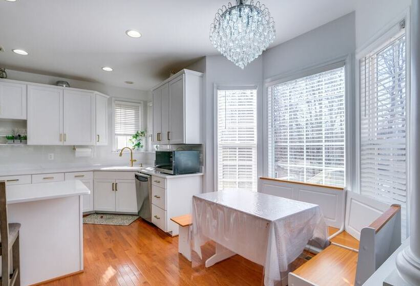 Spacious Woodbridge Home Near Leesylvania Park!