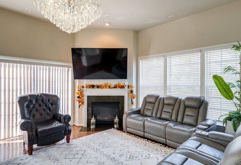 Spacious Woodbridge Home Near Leesylvania Park!