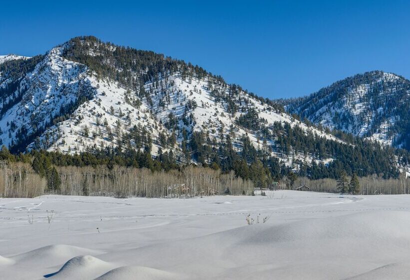 Wyoming Cabin W/ Hot Tub & Mountain View Deck