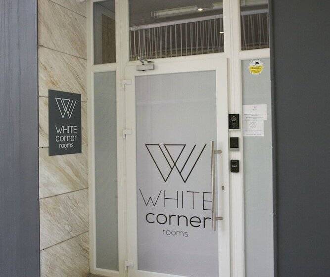 تختخواب و صبحانه White Corner