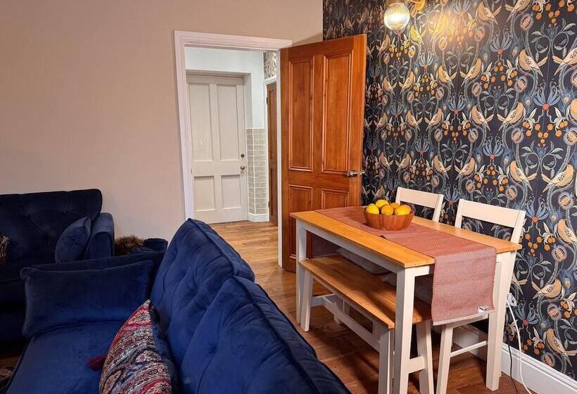 Captivating 3 Bed Cottage In Saltaire