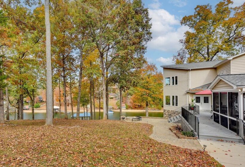 Cheerful Lake Wylie Home With Fire Pit!