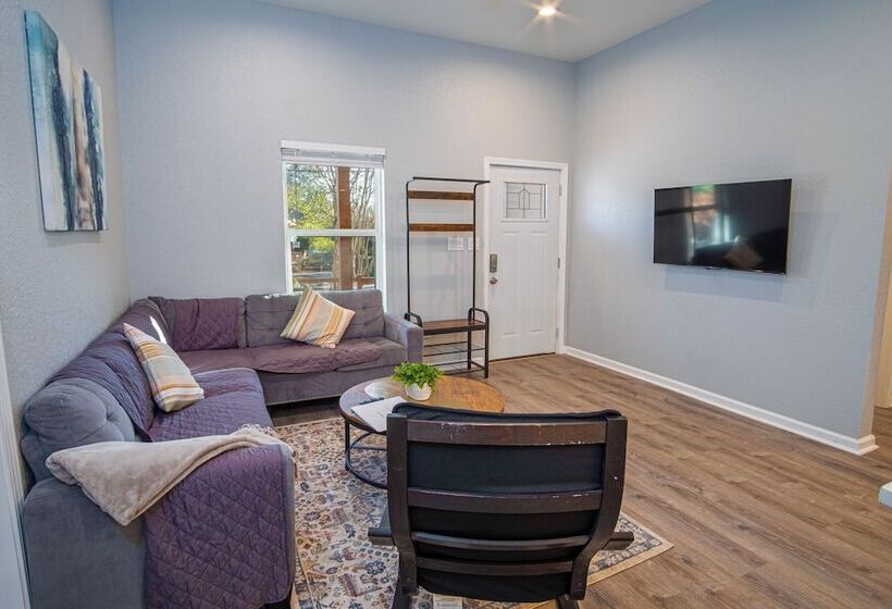 Escape To 4br/3ba Brand New Downtown Home