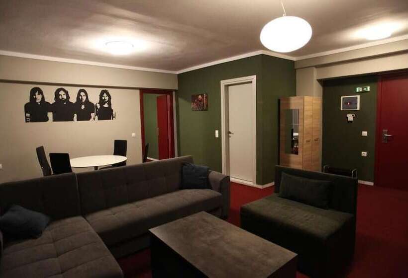 هتل Stay Hybrid Hostel