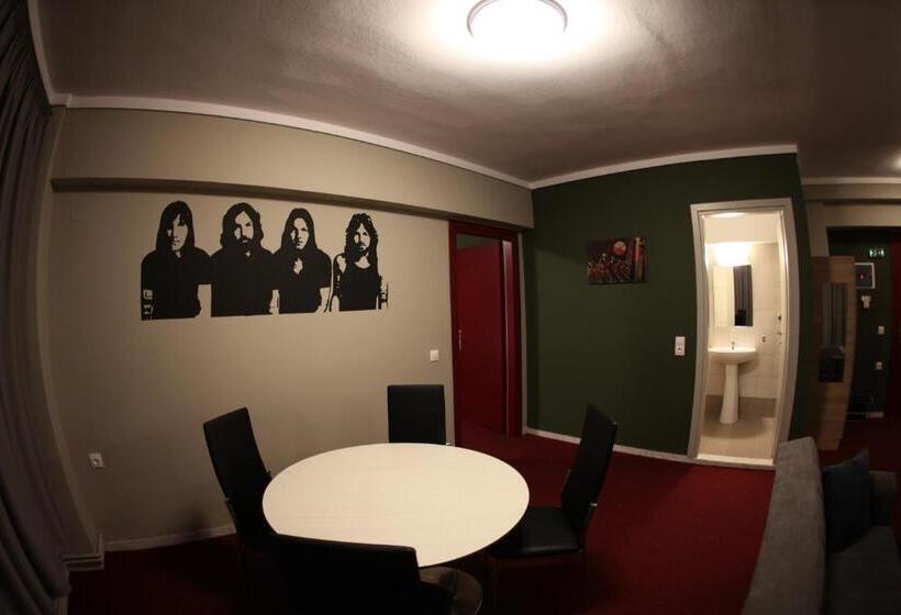 هتل Stay Hybrid Hostel
