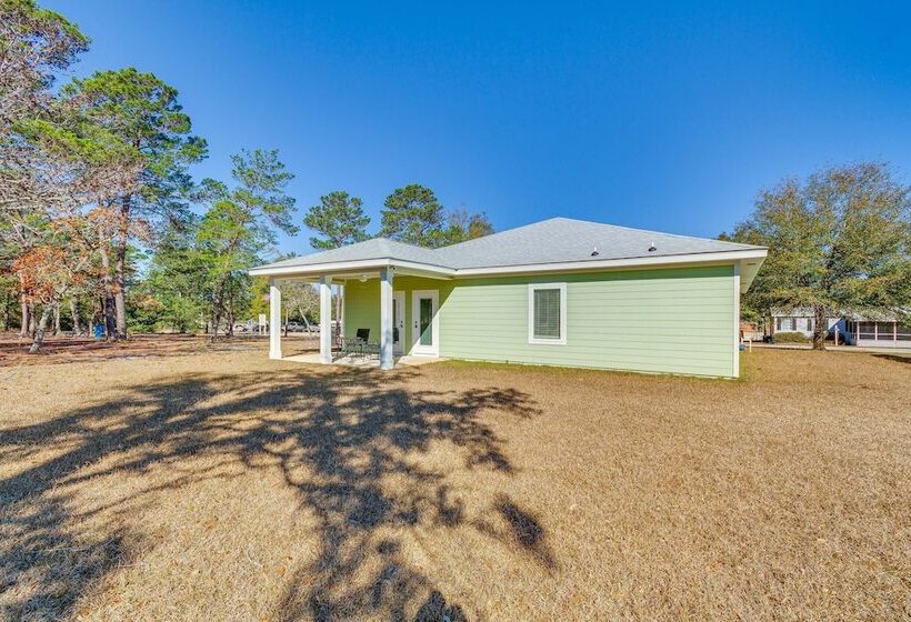 Modern Gulf Breeze Home W/ Patio: 13 Mi To Beach!