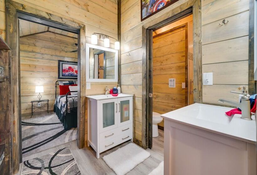 Pet Friendly Broken Bow Cabin: Hot Tub & Fireplace