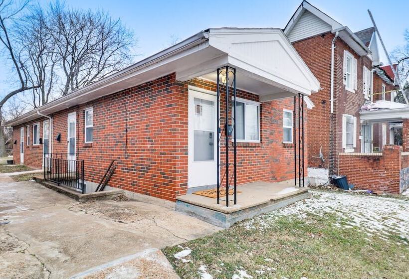 Quaint St Louis Home ~ 6 Mi To Downtown!