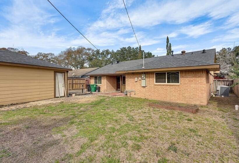 Quiet Houston Home W/ Porch   Near Park & Trails!