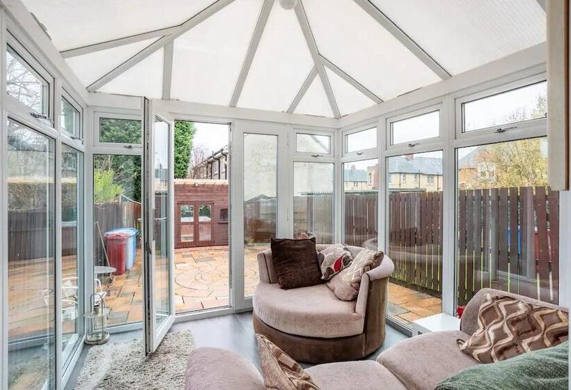 اقامتگاه Captivating 2 Bed House In Hamilton With Jacuzzi