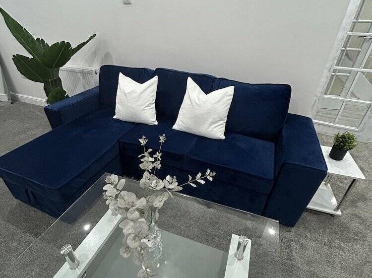 إقامة Charming 3 Bed House In Staines