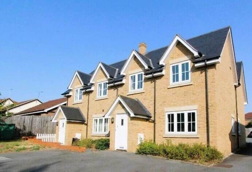 اقامتگاه Impeccable 2 Bed House In Basildon