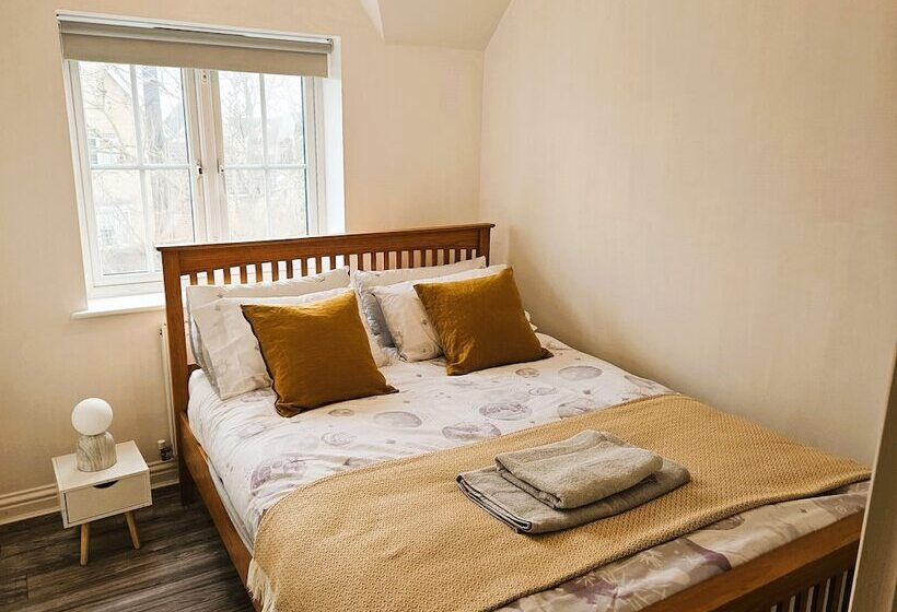 اقامتگاه Impeccable 2 Bed House In Basildon