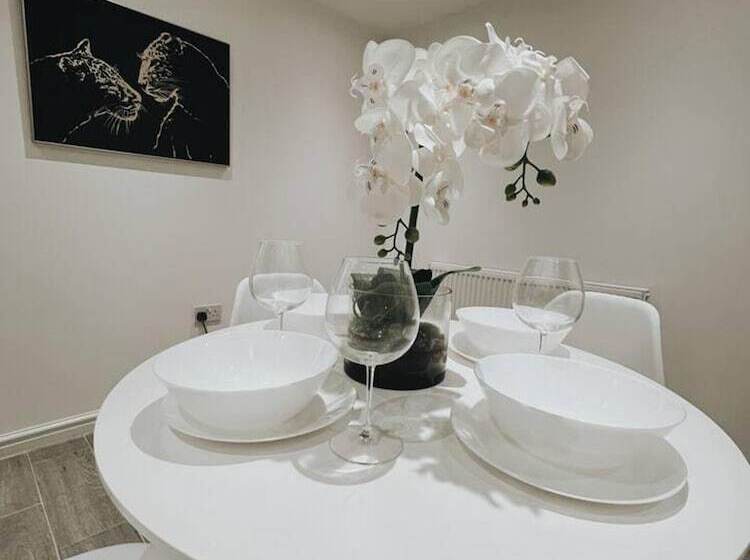 اقامتگاه Stunning 3 Bed House In Oldbury