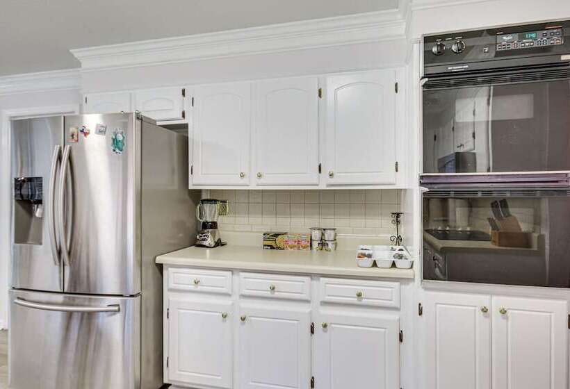 Spacious Augusta Home Near Golf, Shopping & More!