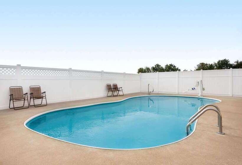 فندق Travelodge By Wyndham Fort Scott