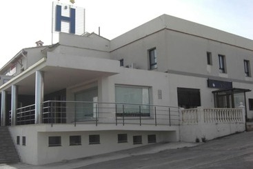 هتل Hostal Millan