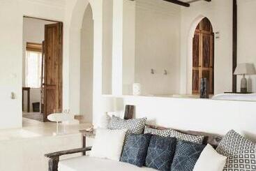 هتل Qambani Luxury Resort