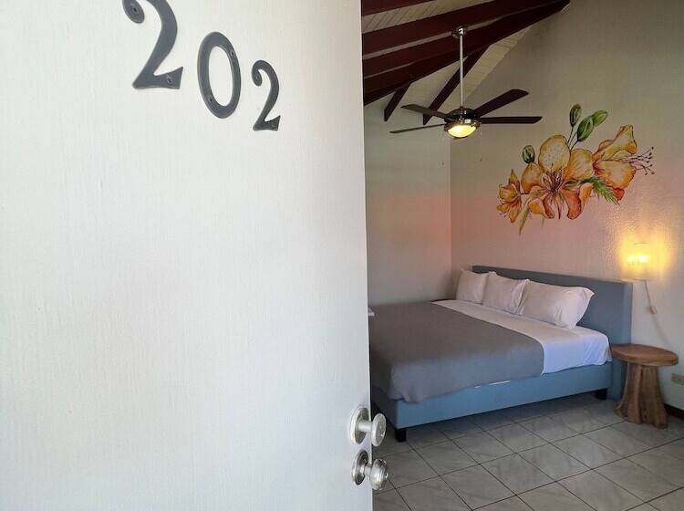 هتل Talk Of The Town Inn & Suites