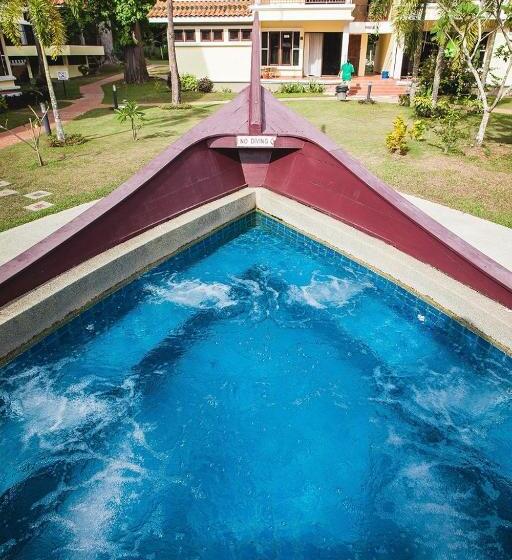 هتل Anjungan Beach Resort