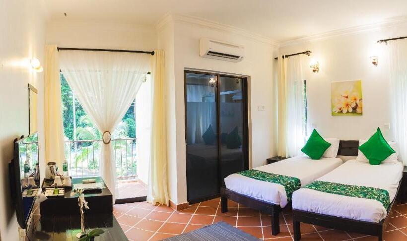 هتل Anjungan Beach Resort
