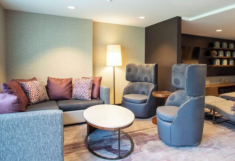 هتل Courtyard By Marriott New York Queens/fresh Meadows