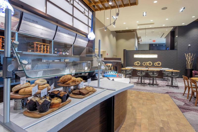 هتل Courtyard By Marriott New York Queens/fresh Meadows