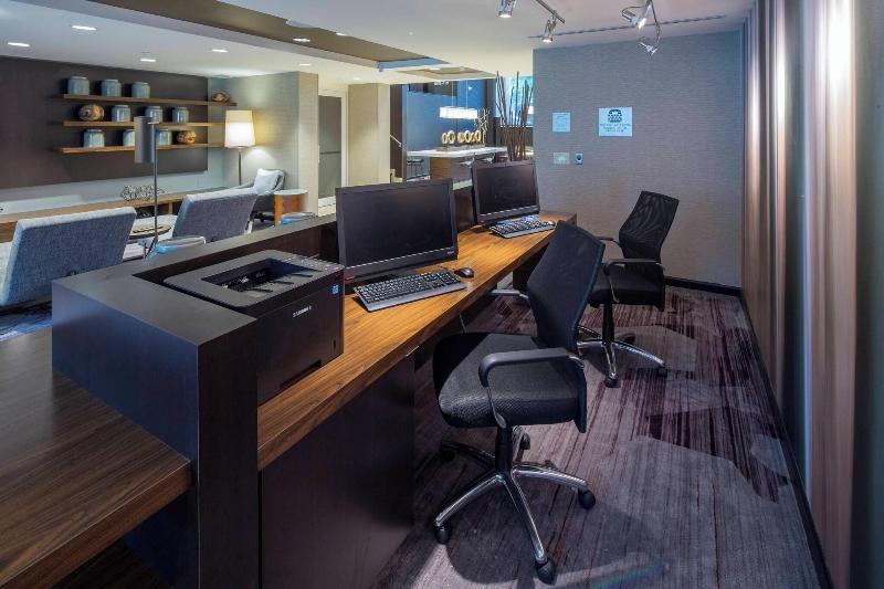 هتل Courtyard By Marriott New York Queens/fresh Meadows