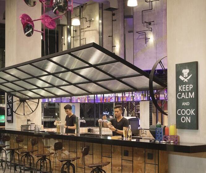 בית מלון כפרי Moxy Bandung