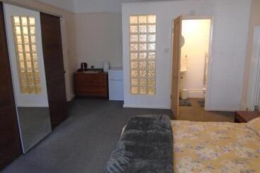 تختخواب و صبحانه Spectacular Sea View Double, With Exclusive Bathroom & Use Of Patio And Bike Store
