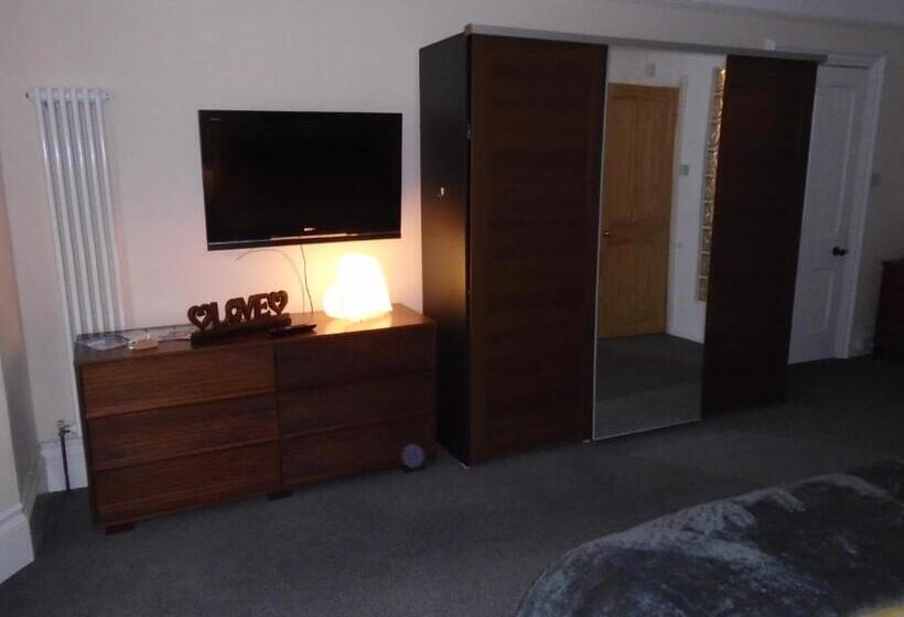 تختخواب و صبحانه Spectacular Sea View Double, With Exclusive Bathroom & Use Of Patio And Bike Store