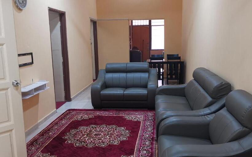 بنسيون Aqiza Home Kuala Krai