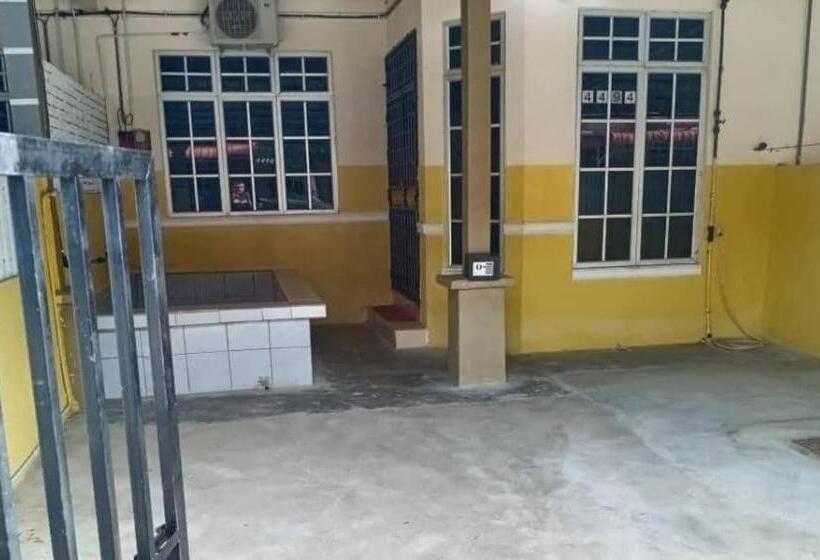 بنسيون Aqiza Home Kuala Krai