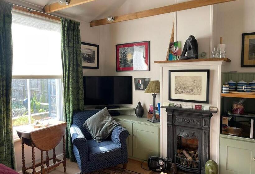 تختخواب و صبحانه Little House Felixstowe