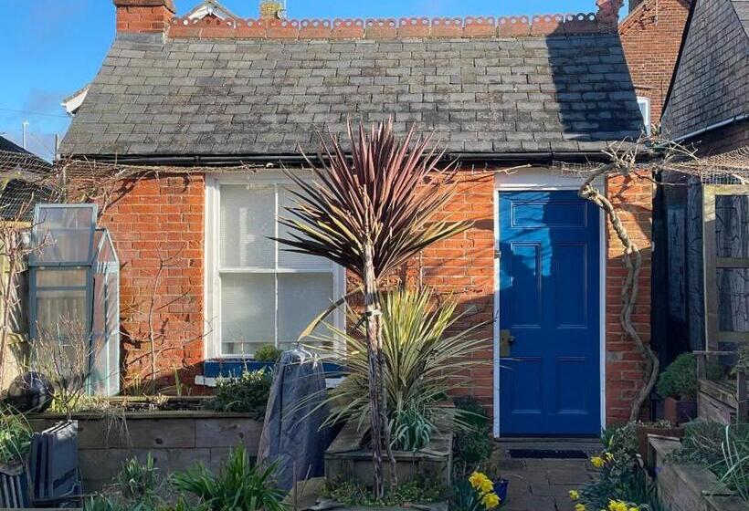 تختخواب و صبحانه Little House Felixstowe