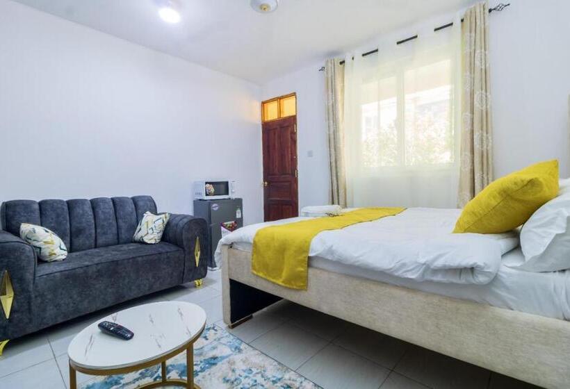 تختخواب و صبحانه Studio Airbnb Apartment, In Bamburi Mwembeni, Mombasa