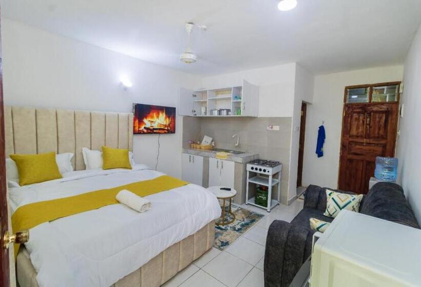 تختخواب و صبحانه Studio Airbnb Apartment, In Bamburi Mwembeni, Mombasa
