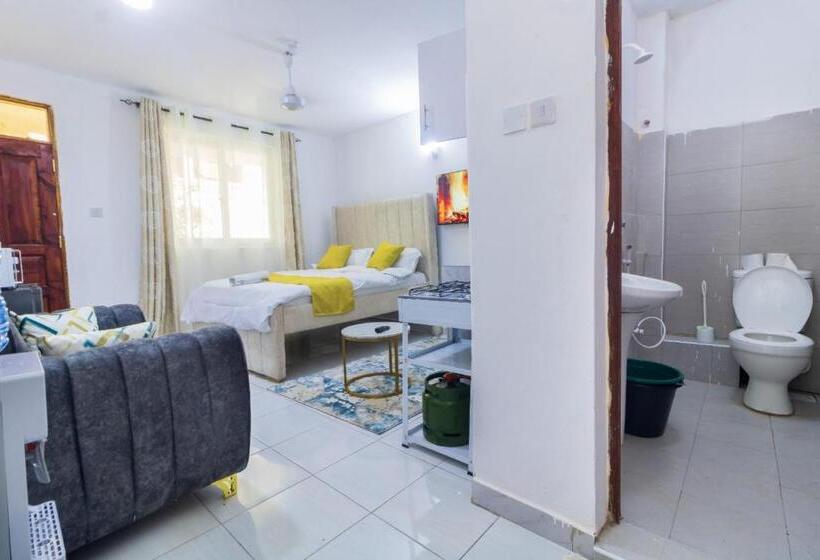 تختخواب و صبحانه Studio Airbnb Apartment, In Bamburi Mwembeni, Mombasa
