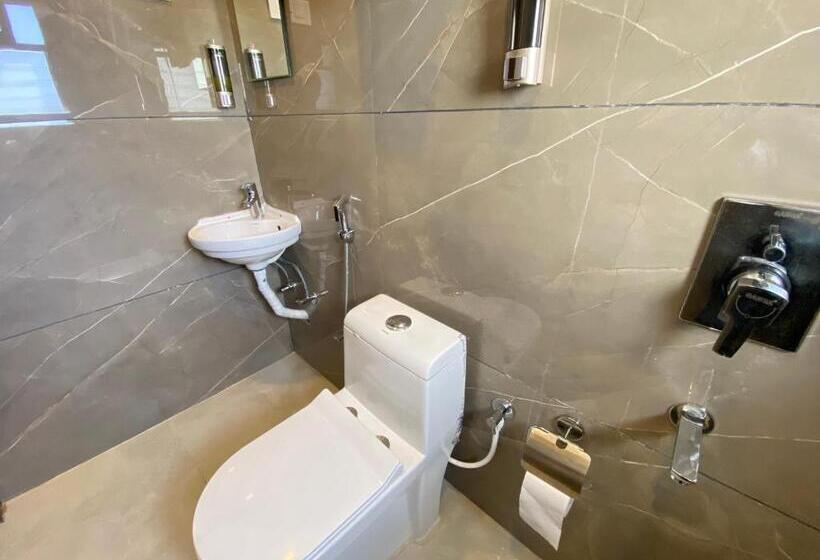 ホテル The Grand Sarovar Inn And Suites