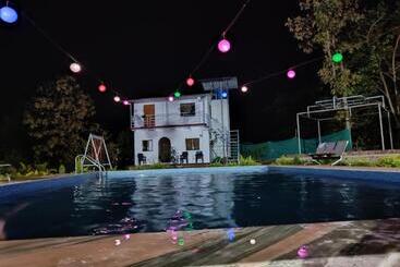 هتل The Meera Farm