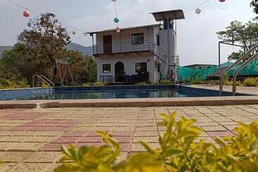 هتل The Meera Farm