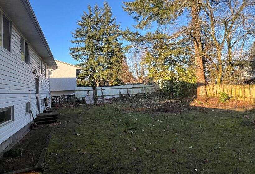 Пансион Private Queen Bed In Delta/surrey With Garden View