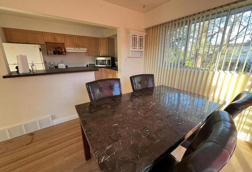 Пансион Private Queen Bed In Delta/surrey With Garden View