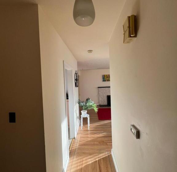 Пансион Private Queen Bed In Delta/surrey With Garden View