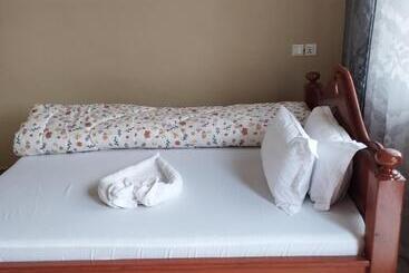 تختخواب و صبحانه The Golden Shower Lodge
